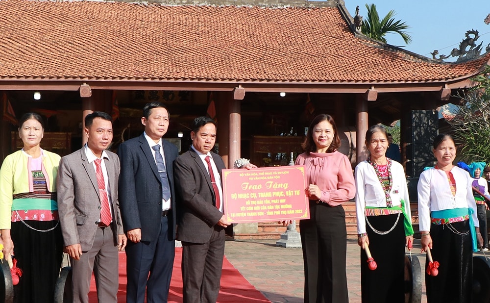 Vụ trưởng Vụ Văn hóa dân tộc - Bộ Văn hóa, Thể thao và Du lịch Nguyễn Thị Hải Nhung tặng xã Hương Cần bộ nhạc cụ, trang phục, vật tư hỗ trợ bảo tồn, phát huy Tết cơm mới của dân tộc Mường Vụ trưởng Vụ Văn hóa dân tộc - Bộ Văn hóa, Thể thao và Du lịch Nguyễn Thị Hải Nhung tặng xã Hương Cần bộ nhạc cụ, trang phục, vật tư hỗ trợ bảo tồn, phát huy Tết cơm mới của dân tộc Mường