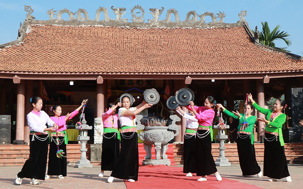 Đồng bào Mường iễn tấu cồng chiêng trước sân Đình Khoang Đồng bào Mường diễn tấu cồng chiêng trước sân Đình Khoang