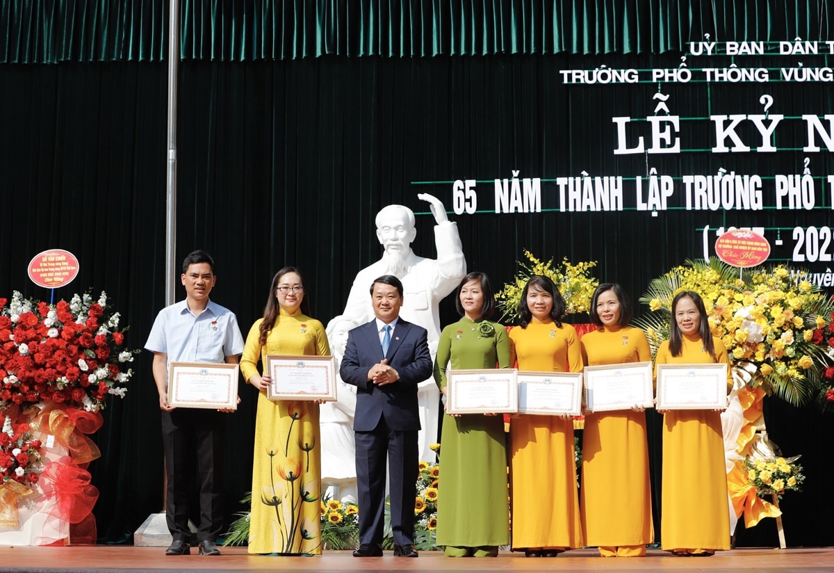 Bộ trưởng, Chủ nhiệm Ủy ban Dân tộc Hầu A Lềnh trao tặng Kỷ niệm chương “Vì sự nghiệp phát triển các dân tộc” của Ủy ban Dân tộc cho 6 cá nhân là cán bộ giáo viên, nhân viên, người lao động của Trường