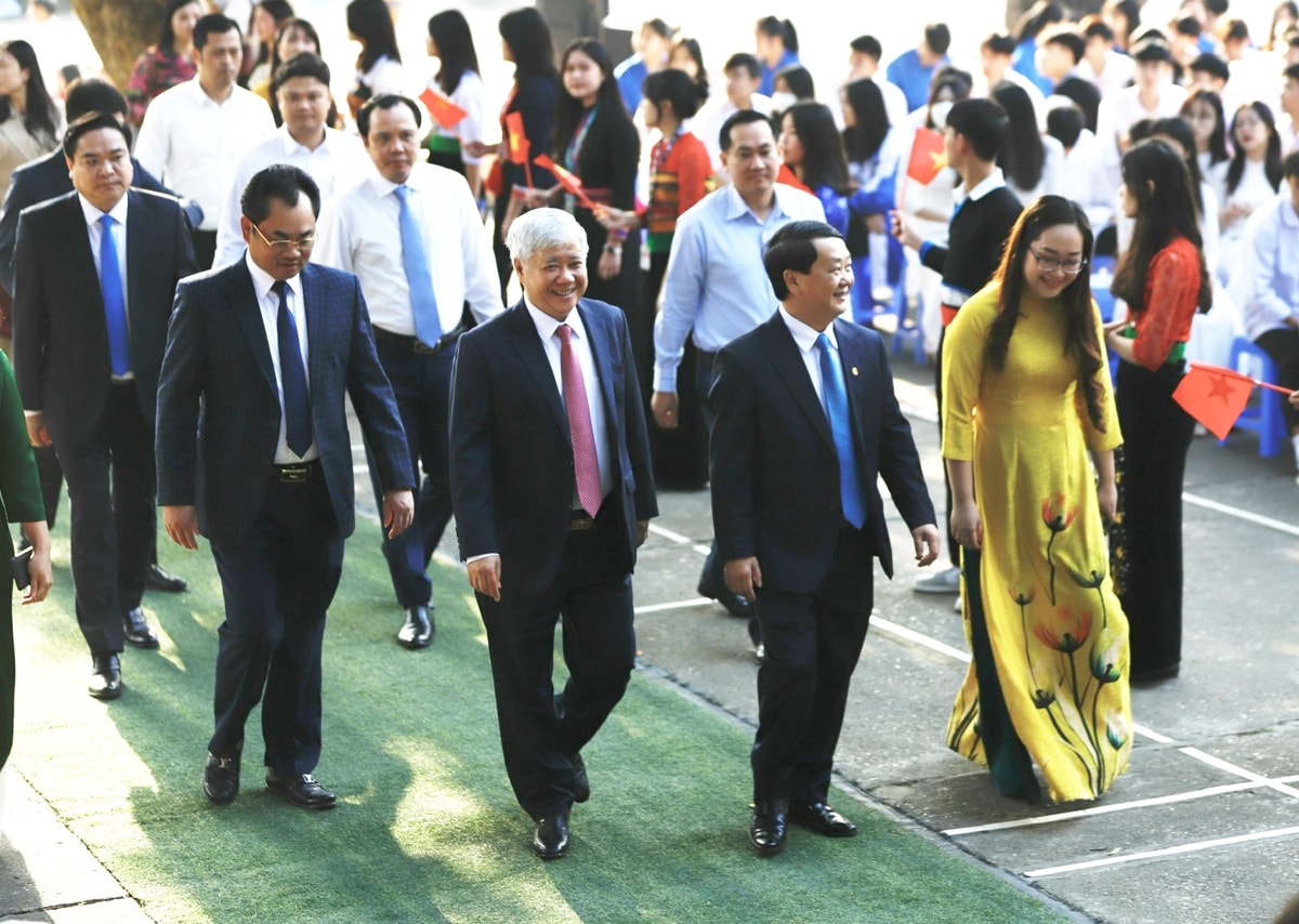 Bí thư Trung ương Đảng, Chủ tịch Uỷ ban Trung ương MTTQ Việt Nam Đỗ Văn Chiến; Bộ trưởng, Chủ nhiệm Ủy ban Dân tộc Hầu A Lềnh và các đại biểu về dự Lễ kỷ niệm 65 năm ngày thành lập Trường Phổ thông Vùng cao Việt Bắc