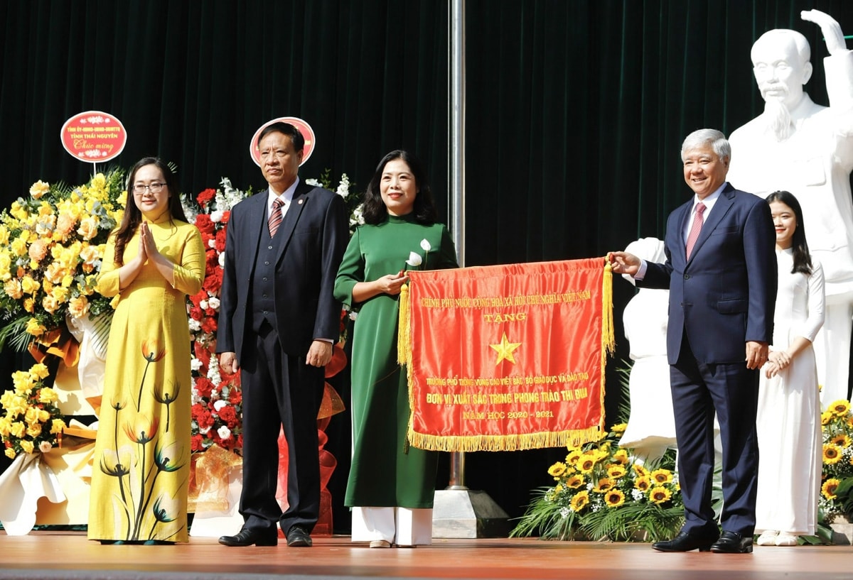 Thay mặt Lãnh đạo Đảng, Nhà nước, Bí thư Trung ương Đảng, Chủ tịch Ủy ban Trung ương MTTQ Việt Nam Đỗ Văn Chiến trao tặng Cờ thi đua của Chính phủ cho Trường Phổ thông Vùng cao Việt Bắc