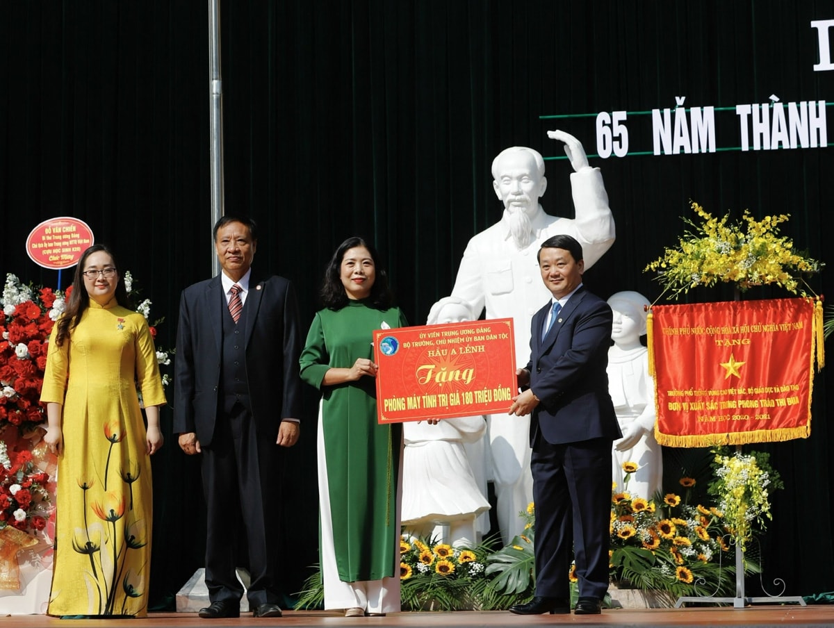 Bộ trưởng, Chủ nhiệm Ủy ban Dân tộc Hầu A Lềnh trao tặng nhà trường 20 bộ máy tính trị giá 180 triệu đồng