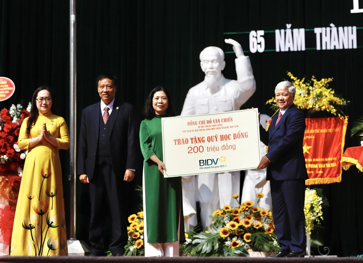Bí thư Trung ương Đảng, Chủ tịch Ủy ban Trung ương MTTQ Việt Nam Đỗ Văn Chiến trao tặng Quỹ học bổng 200 triệu đồng cho Trường Phổ thông Vùng cao Việt Bắc