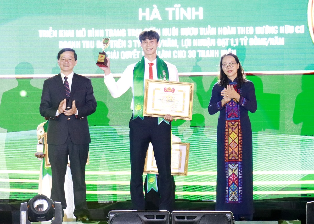 Thứ trưởng, Phó Chủ nhiệm Ủy Ban Dân tộc Hoàng Thị Hạnh trao giải thưởng cho cá nhân xuất sắc Thứ trưởng, Phó Chủ nhiệm Ủy Ban Dân tộc Hoàng Thị Hạnh trao giải thưởng cho cá nhân xuất sắc