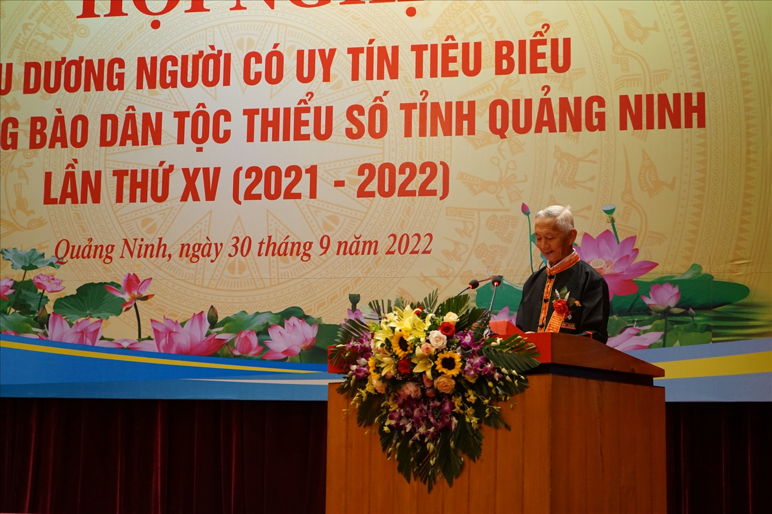Ông Chíu Sồi Thoòng phát biểu tham luận tại Hội nghị  biểu dương Người có uy tín tiêu biểu trong đồng bào DTTS tỉnh Quảng Ninh lần thứ XV (2021 - 2022)