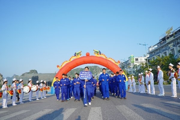 Các đoàn viên, thanh niên tham gia Giải chạy Các đoàn viên, thanh niên tham gia Giải chạy tập thể chào mừng kỷ niệm 86 năm Ngày Truyền thống Công nhân vùng mỏ - Truyền thống ngành Than (12/11/1936-12/11/2022).