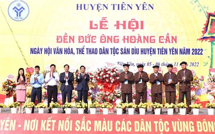 Lãnh đạo huyện Tiên Yên tặng hoa chúc mừng Ngày hội Lãnh đạo huyện Tiên Yên tặng hoa chúc mừng Ngày hội