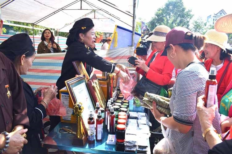Du khách được thưởng thức và mua các sản vật của người Sán Dìu, huyện Tiên Yên Du khách được thưởng thức và mua các sản vật của người Sán Dìu, huyện Tiên Yên
