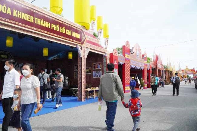 Đông đảo du khách đến tham quan tìm hiểu văn hóa truyền thống của đồng bào Khmer