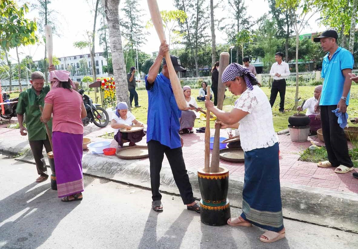 Du khách được tận mắt chứng kiến cảnh làm cốm dẹp của đồng bào Khmer