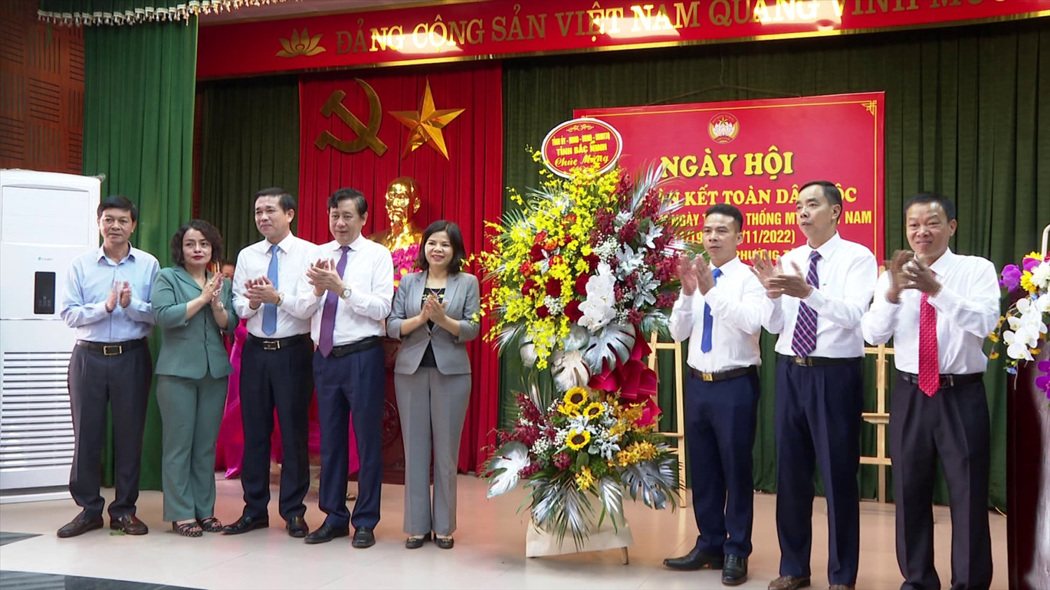 Chủ tịch UBND tỉnh trao lẵng hoa chúc mừng Ngày hội Đại đoàn kết toàn dân tộc tại khu phố Đại Đình, Tp. Từ Sơn Chủ tịch UBND tỉnh trao lẵng hoa chúc mừng Ngày hội Đại đoàn kết toàn dân tộc tại khu phố Đại Đình, Tp. Từ Sơn