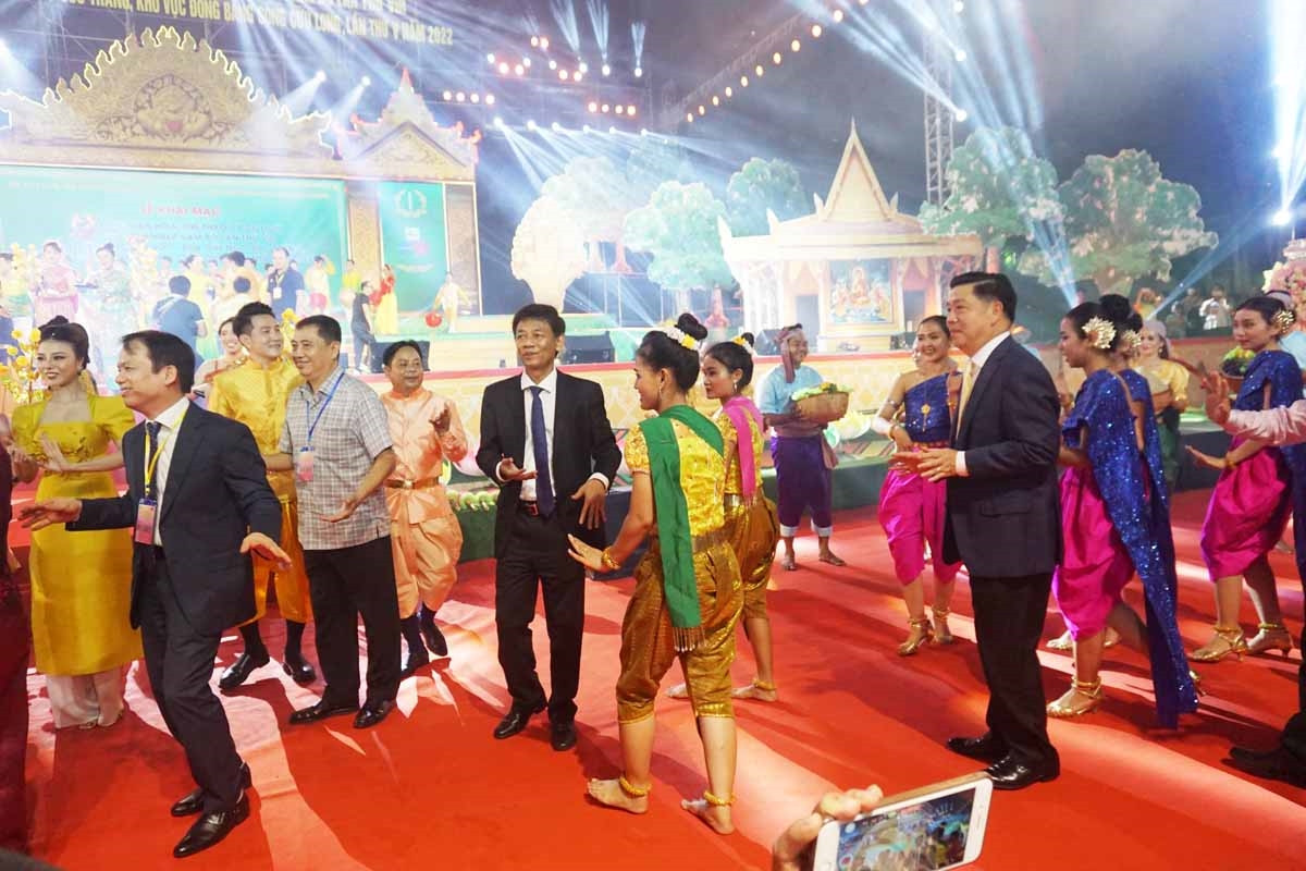 Các đại biểu chung vui trong điệu múa Lâm thôn cùng các văn nghệ sĩ 
