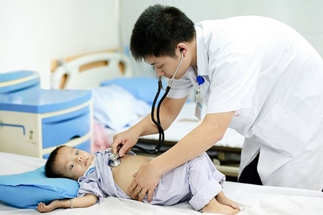 Khám sức khỏe cho trẻ bị bệnh Thalassemia. Ảnh minh họa