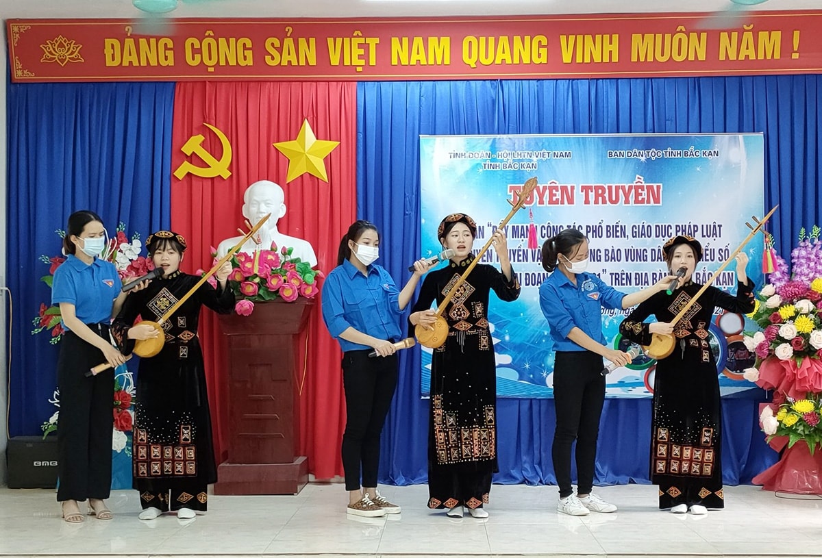 Ban Dân tộc tỉnh Bắc Kạn phối hợp tổ chức Chương trình “Tìm hiểu kiến thức về phòng, chống ma túy học đường trong vùng đồng bào DTTS và miền núi” tại Trường THCS và THPT Nà Phặc, huyện Ngân Sơn. (Ảnh: Báo Bắc Kạn) Ban Dân tộc tỉnh Bắc Kạn phối hợp tổ chức Chương trình “Tìm hiểu kiến thức về phòng, chống ma túy học đường trong vùng đồng bào DTTS và miền núi” tại Trường THCS và THPT Nà Phặc, huyện Ngân Sơn. (Ảnh: Báo Bắc Kạn)