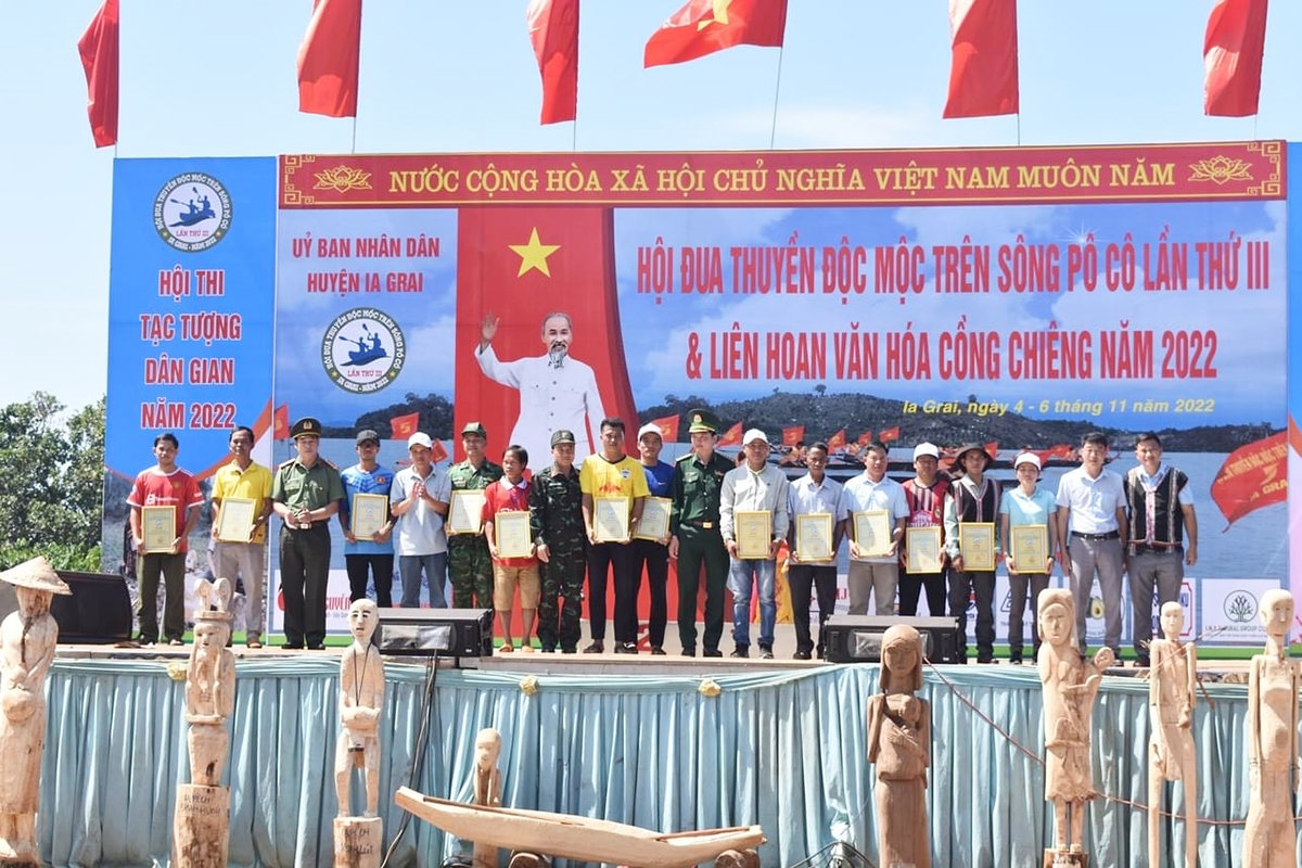 Ban tổ chức đã trao 78 giải với tổng số tiền thưởng gần 100 triệu đồng tại Hội đua thuyền độc mộc và Liên hoan cồng chiêng năm 2022