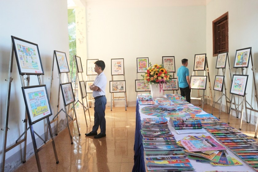 Triển lãm tranh vẽ của các em học sinh về chủ đề “Chấp hành nghiêm chỉnh pháp luật về An toàn giao thông” thu hút sự quan tâm của người dân