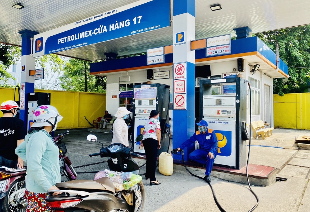 Bộ Công thương khuyến cáo người dân tích trữ, mua xăng dầu bằng can có nguy cơ cháy nổ cao