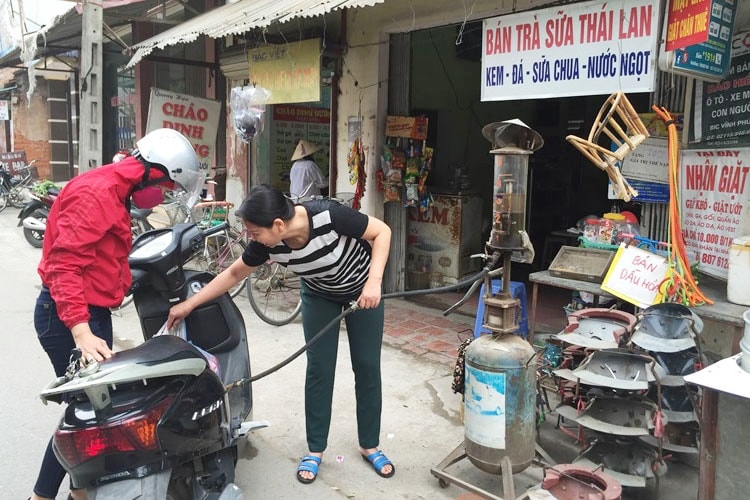 Hành vi bán xăng dầu qua các cột bơm mini, trụ bơm lắc tay bị nghiêm cấm