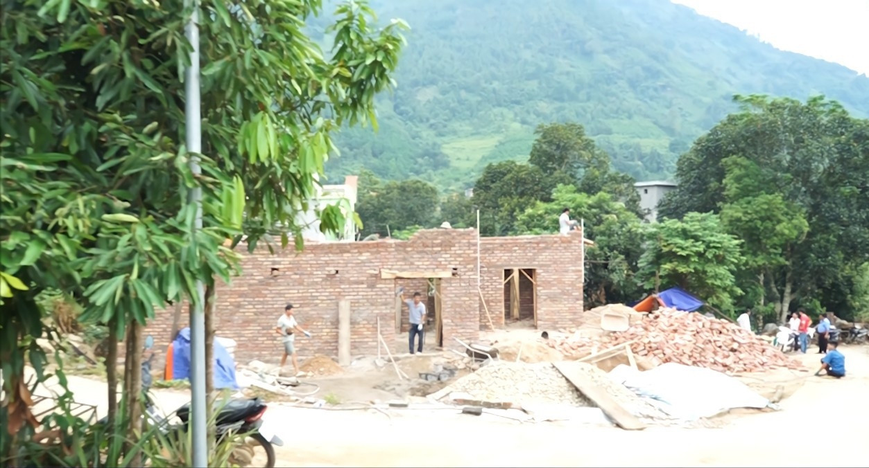 Bà con Sán Chỉ giúp nhau làm nhà Bà con Sán Chỉ giúp nhau làm nhà