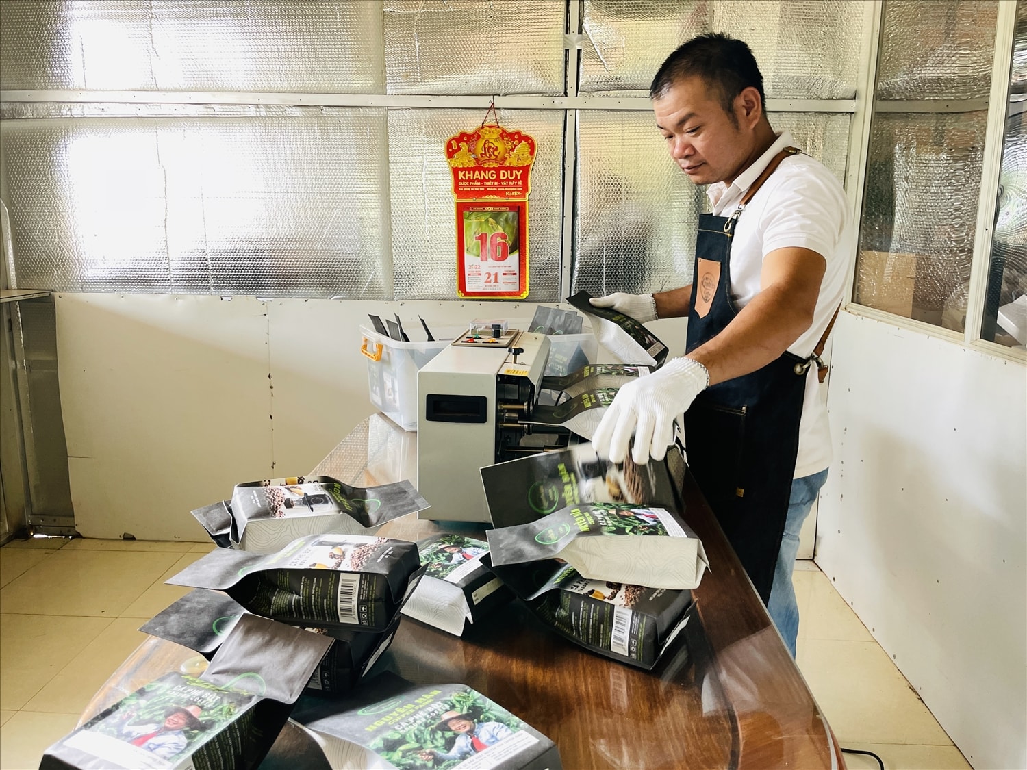 Các công đoạn rang say cà phê đều được anh Hân chú trọng, đầu tư thiết bị máy móc hiện đại theo tiêu chuẩn