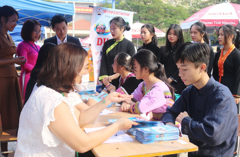 Lãnh đạo Sở Lao động - Thương binh và Xã hội, các đơn vị tham gia Ngày hội trao quà cho học sinh người dân tộc thiểu số có hoàn cảnh khó khăn 