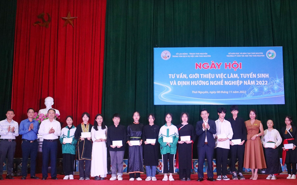 Tư vấn, giới thiệu việc làm và định hướng nghề nghiệp cho học sinh Trường PTDT Nội trú Thái Nguyên