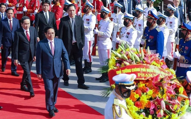 Thủ tướng Phạm Minh Chính và đoàn đại biểu Việt Nam tới đặt vòng hoa tại Đài Độc lập (Ảnh: VGP) Thủ tướng Phạm Minh Chính và đoàn đại biểu Việt Nam tới đặt vòng hoa tại Đài Độc lập (Ảnh: VGP)