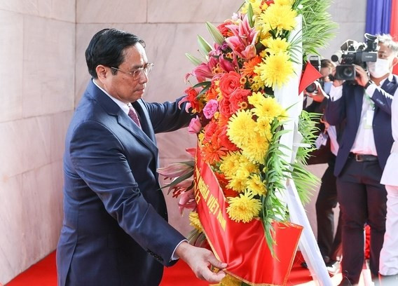 Thủ tướng Phạm Minh Chính đặt vòng hoa tại Đài Độc lập Thủ tướng Phạm Minh Chính đặt vòng hoa tại Đài Độc lập