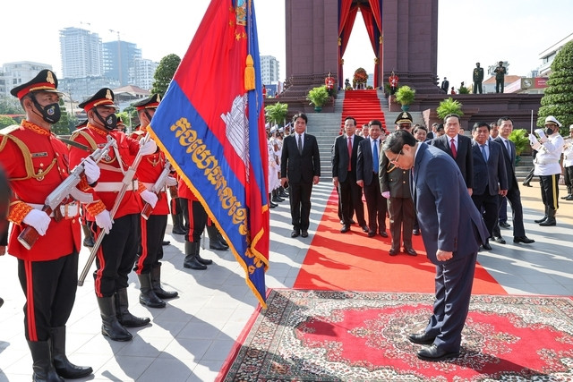 Thủ tướng Phạm Minh Chính và đoàn đại biểu Việt Nam thực hiện nghi thức tưởng niệm tại Đài Độc lập - Ảnh: VGP/Nhật Bắc Thủ tướng Phạm Minh Chính và đoàn đại biểu Việt Nam thực hiện nghi thức tưởng niệm tại Đài Độc lập - Ảnh: VGP/Nhật Bắc