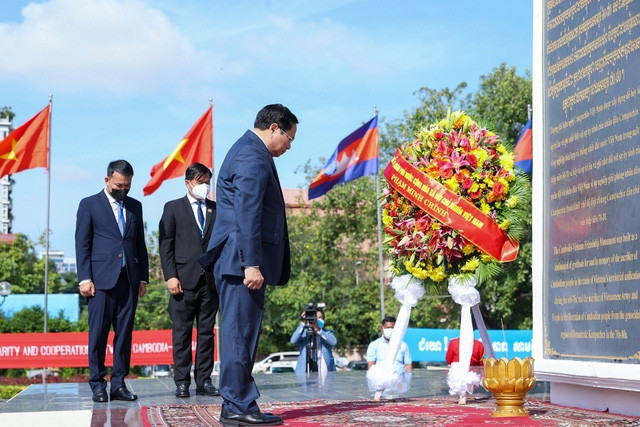 Thủ tướng Phạm Minh Chính đặt vòng hoa tại Đài Hữu nghị Việt Nam – Campuchia (Ảnh: VGP) Thủ tướng Phạm Minh Chính đặt vòng hoa tại Đài Hữu nghị Việt Nam – Campuchia (Ảnh: VGP)