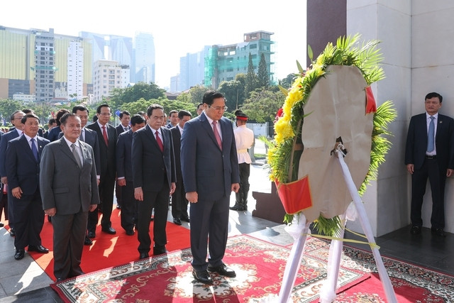 Thủ tướng Phạm Minh Chính và đoàn đại biểu Việt Nam tới đặt vòng hoa tại tượng đài cố Quốc vương Norodom Sihanouk - Ảnh: VGP/Nhật Bắc Thủ tướng Phạm Minh Chính và đoàn đại biểu Việt Nam tới đặt vòng hoa tại tượng đài cố Quốc vương Norodom Sihanouk - Ảnh: VGP/Nhật Bắc