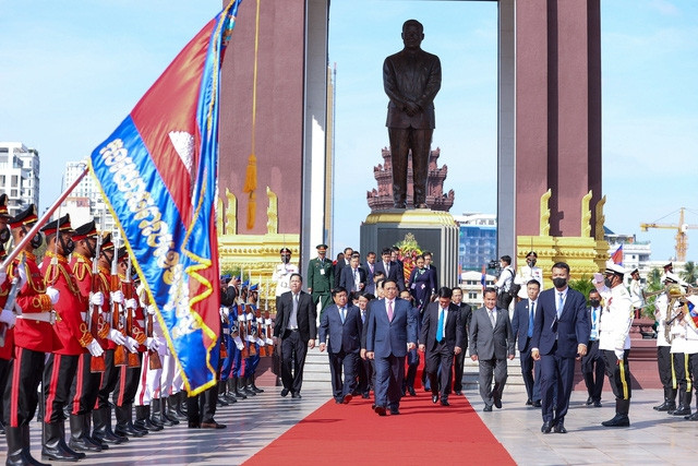 Sau khi đặt vòng hoa tưởng niệm cố Quốc vương Norodom Sihanouk, Thủ tướng và đoàn đại biểu Việt Nam đã đến đặt vòng hoa tưởng niệm tại đài Hữu nghị Việt Nam - Campuchia (Ảnh: VGP) Sau khi đặt vòng hoa tưởng niệm cố Quốc vương Norodom Sihanouk, Thủ tướng và đoàn đại biểu Việt Nam đã đến đặt vòng hoa tưởng niệm tại đài Hữu nghị Việt Nam - Campuchia (Ảnh: VGP)