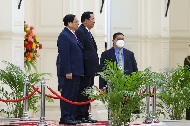 Thủ tướng Hun Sen và Thủ tướng Phạm Minh Chính chứng kiến các nghi thức trong lễ đón chính thức - Ảnh: VGP/Nhật Bắc Thủ tướng Hun Sen và Thủ tướng Phạm Minh Chính chứng kiến các nghi thức trong lễ đón chính thức - Ảnh: VGP/Nhật Bắc