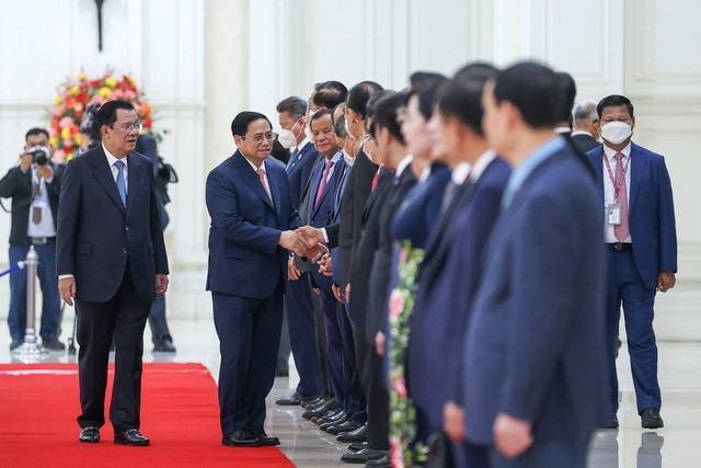 Thủ tướng Hun Sen giới thiệu với Thủ tướng Phạm Minh Chính lãnh đạo các bộ, ngành phía Campuchia tham dự lễ đón (Ảnh: VGP) Thủ tướng Hun Sen giới thiệu với Thủ tướng Phạm Minh Chính lãnh đạo các bộ, ngành phía Campuchia tham dự lễ đón (Ảnh: VGP)