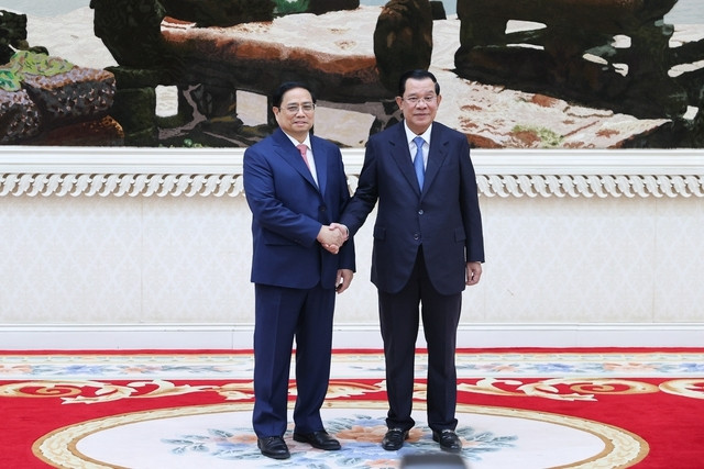 Thủ tướng Hun Sen đón Thủ tướng Phạm Minh Chính trước khi bắt đầu lễ đón chính thức - Ảnh: VGP/Nhật Bắc Thủ tướng Hun Sen đón Thủ tướng Phạm Minh Chính trước khi bắt đầu lễ đón chính thức - Ảnh: VGP/Nhật Bắc
