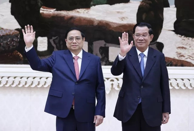 Thủ tướng Vương quốc Campuchia Samdech Techo Hun Sen đón Thủ tướng Phạm Minh Chính. Ảnh: Dương Giang-TTXVN Thủ tướng Vương quốc Campuchia Samdech Techo Hun Sen đón Thủ tướng Phạm Minh Chính. Ảnh: Dương Giang-TTXVN