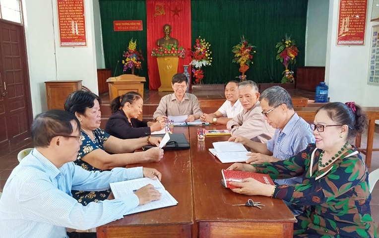 Các hòa giải viên Tổ hòa giải tổ dân phố 9, phường Đồng Phú (Tp. Đồng Hới) họp bàn trao đổi công việc