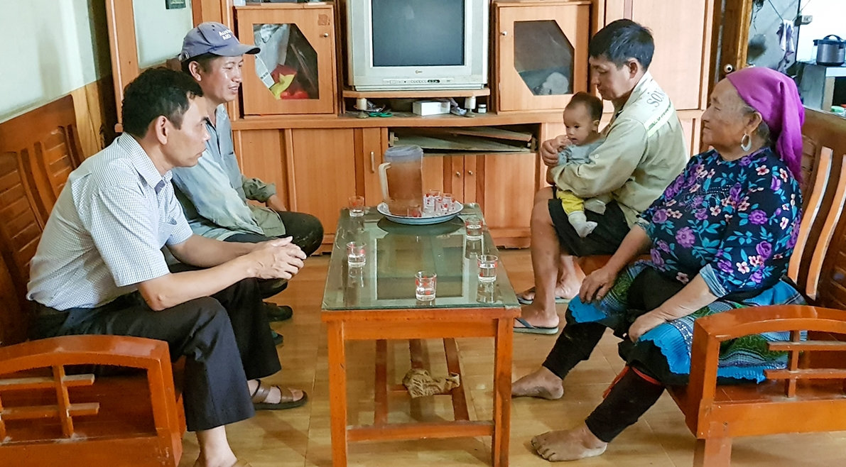Bí thư Chi bộ Vù Seo Chứ (đội mũ) tuyên truyền vận động đồng bào thực hiện tốt Nghị quyết Đảng bộ huyện Bắc Hà