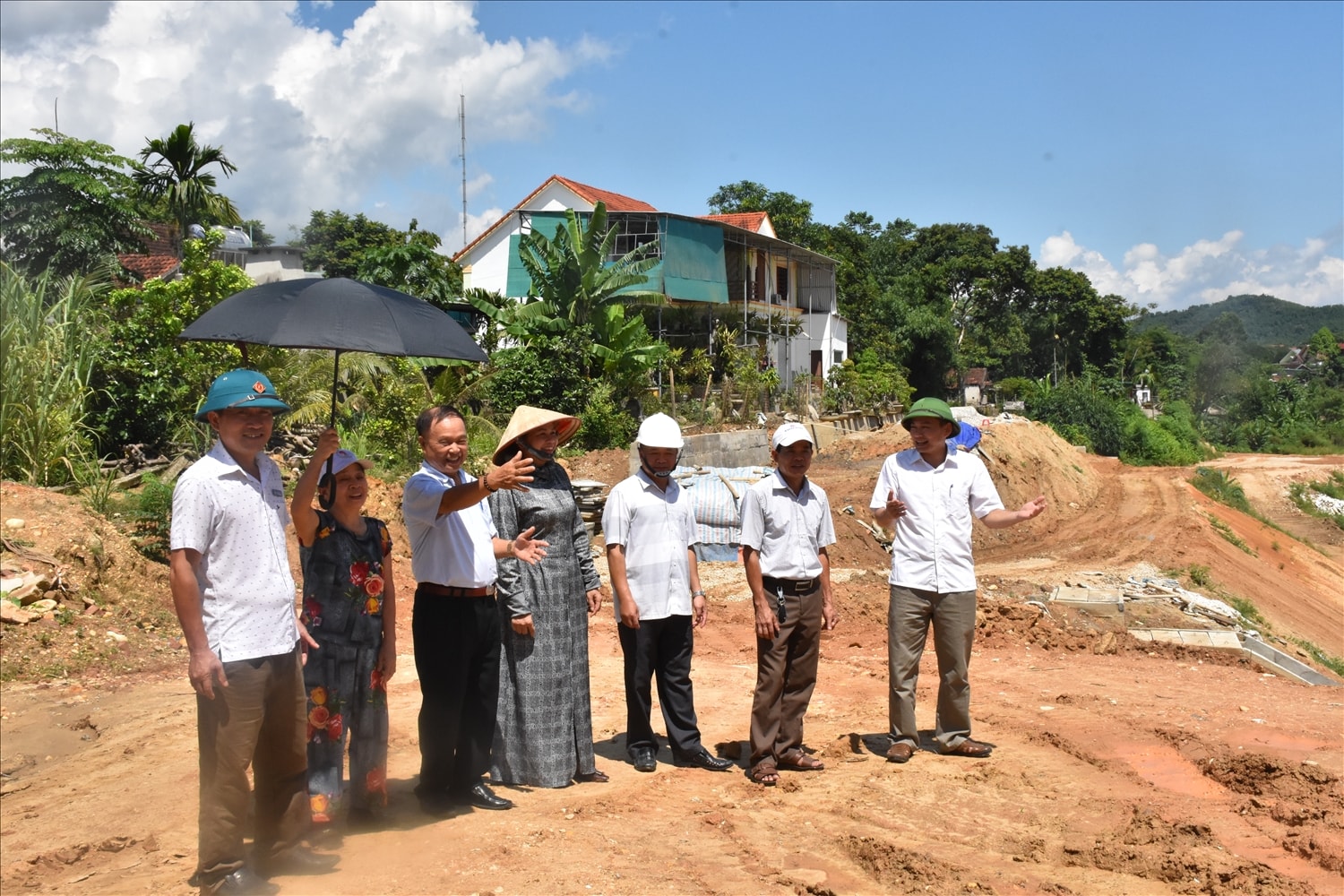 Người uy tín ở thị trấn Tân Lạc (Quỳ Châu) tuyên truyền, vận động nhân dân hiến đất mở đường để xây dựng NTM. Ảnh: Thu Hương Người uy tín ở thị trấn Tân Lạc (Quỳ Châu) tuyên truyền, vận động nhân dân hiến đất mở đường để xây dựng NTM. Ảnh: Thu Hương