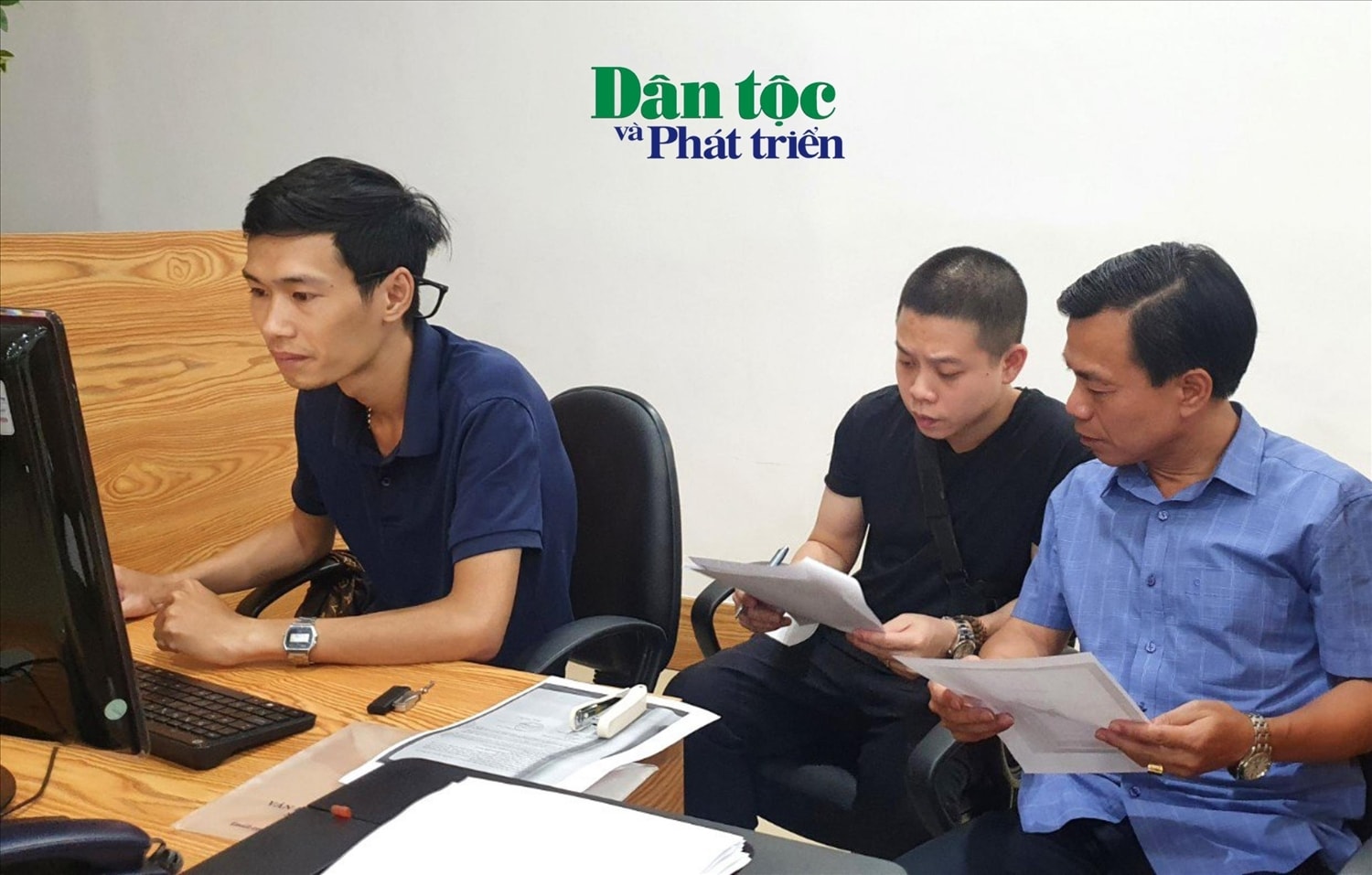 Anh Dương Văn Đạt (con ruột bà Hoa) cung cấp thông tin cho nhóm PVĐT báo Dân tộc và Phát triển Anh Dương Văn Đạt (con ruột bà Hoa) cung cấp thông tin cho nhóm PVĐT báo Dân tộc và Phát triển