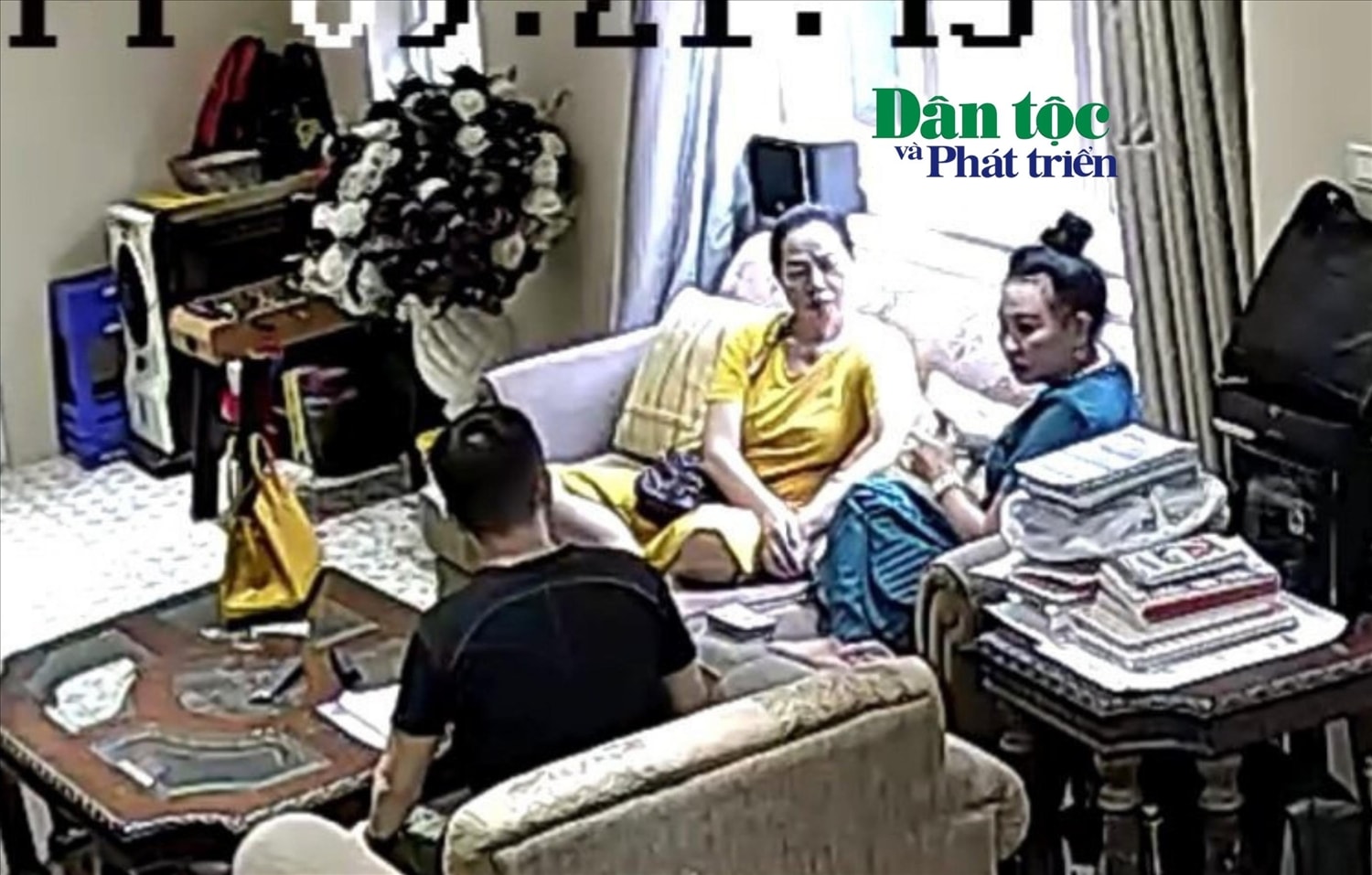 Bà Đặng Thị Thanh Hương (áo xanh) đang nói chuyện với mẹ con bà Vũ Thị Hoa tại nhà riêng bà Hoa. (Ảnh cắt từ clip) Bà Đặng Thị Thanh Hương (áo xanh) đang nói chuyện với mẹ con bà Vũ Thị Hoa tại nhà riêng bà Hoa. (Ảnh cắt từ clip)