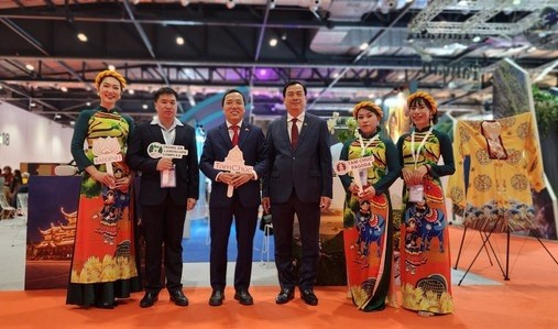 Tổng cục trưởng Tổng cục Du lịch Nguyễn Trùng Khánh (thứ 3 từ phải sang) và Đại sứ đặc mệnh toàn quyền Đại sứ quán Việt Nam tại Vương quốc Anh Nguyễn Hoàng Long (thứ 3 từ trái sang) tại Lễ khai mạc WTM London 2022 - Ảnh: VGP Tổng cục trưởng Tổng cục Du lịch Nguyễn Trùng Khánh (thứ 3 từ phải sang) và Đại sứ đặc mệnh toàn quyền Đại sứ quán Việt Nam tại Vương quốc Anh Nguyễn Hoàng Long (thứ 3 từ trái sang) tại Lễ khai mạc WTM London 2022 - Ảnh: VGP