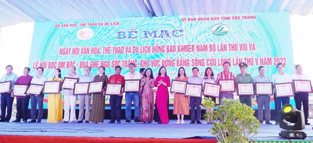 Bà Hồ Thị Cẩm Đào - Phó Bí thư thường trực Tỉnh ủy và bà Nguyễn Thị Hải Nhung - Vụ trưởng Vụ Văn hóa Dân tộc trao Bằng khen của Bộ Văn hóa - Thể thao và Du lịch cho các tập thể và cá nhân có thành tích xuất sắc trong tổ chức Ngày hội