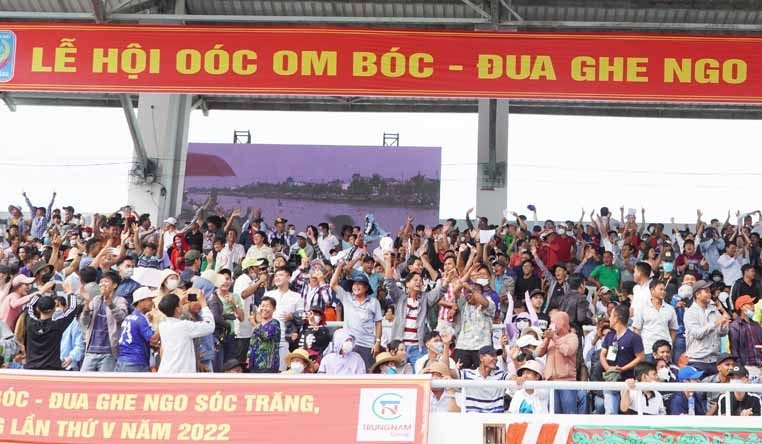 Các cổ động viên reo hò mỗi khi trận đấu kết thúc 