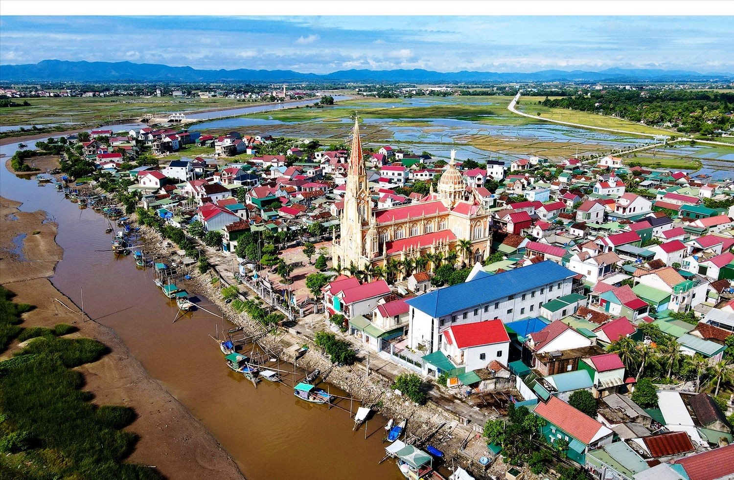 Những cống hiến của đảng viên là người có đạo đã góp phần làm nên sự bình yên của các vùng giáo (ảnh CTV)