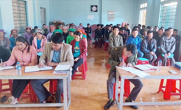 Các đại biểu tham dự Hội nghị tại xóm Nà Đôm, xã Cô Ba