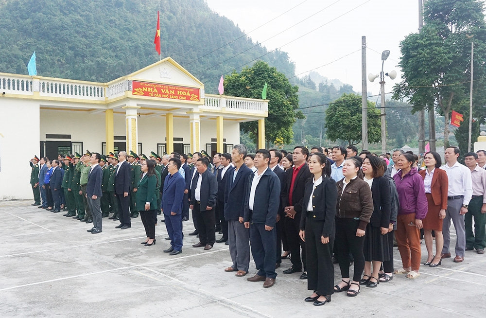 Lễ thượng cờ được tổ chức trang trọng có sự tham gia đông đảo cán bộ, Nhân dân trên địa bàn huyện