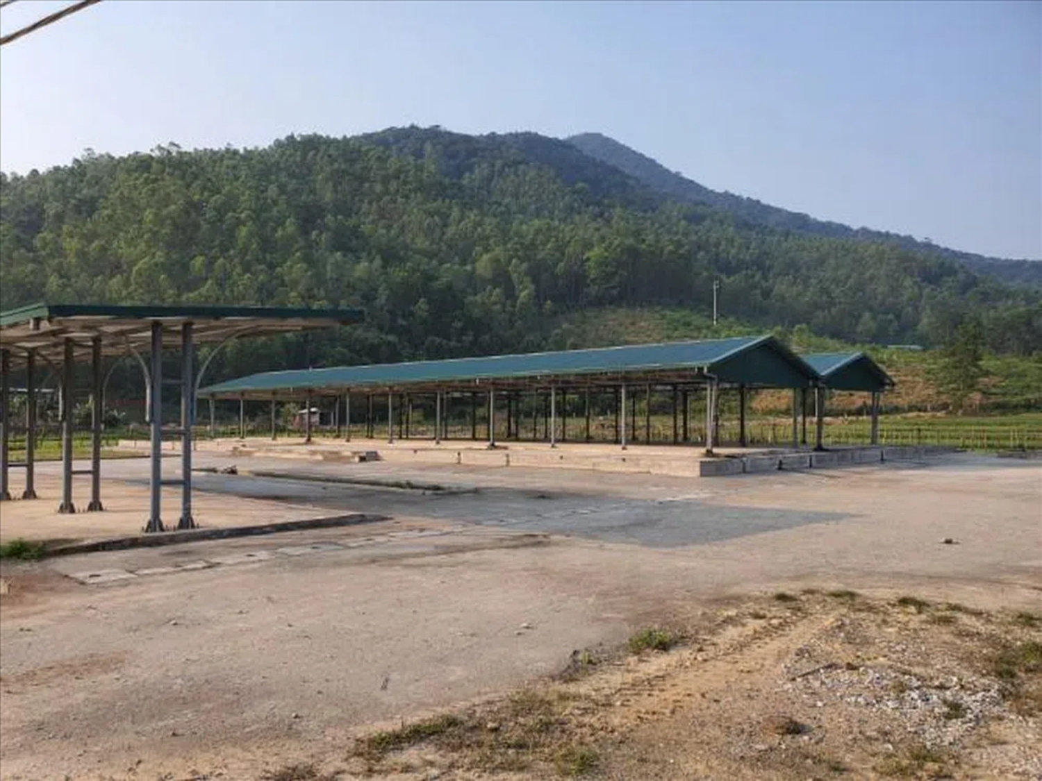 Chợ xã Bản Sen, huyện Vân Đồn, Quảng Ninh đã xây dựng xong nhưng không hoạt động