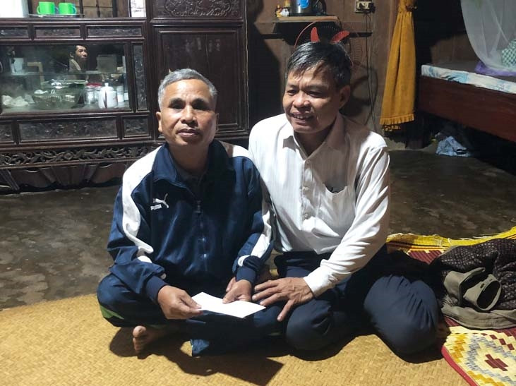 Ông Đinh Văn Nhân - Phó Trưởng phòng Chính sách - Tuyên truyền, Ban Dân tộc Quảng Trị thăm, động viên Người có uy tín thôn Cù Bai, xã Hướng Lập, huyện Hướng Hóa Ông Đinh Văn Nhân - Phó Trưởng phòng Chính sách - Tuyên truyền, Ban Dân tộc Quảng Trị thăm, động viên Người có uy tín thôn Cù Bai, xã Hướng Lập, huyện Hướng Hóa