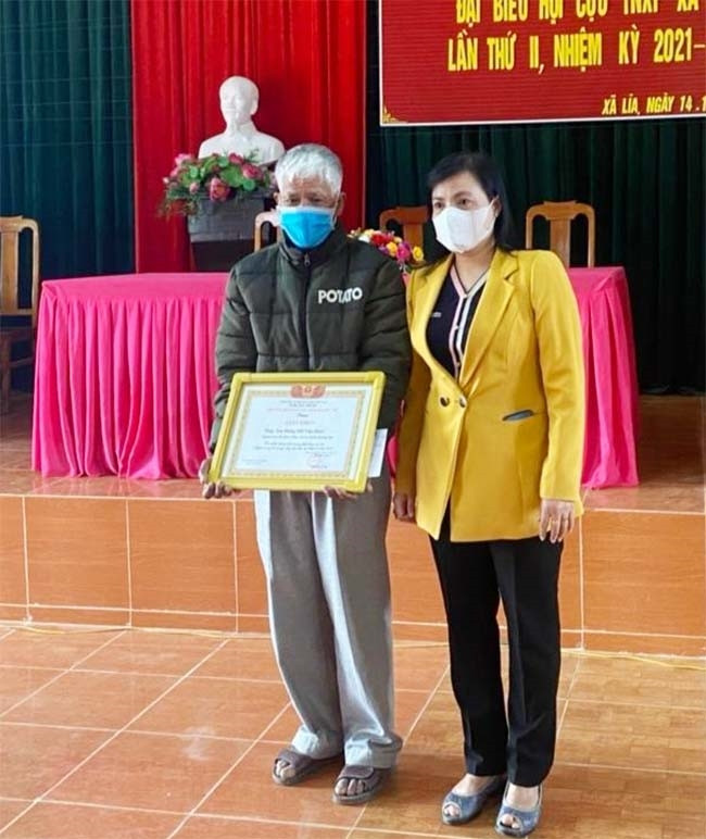 Bà Hồ Thị Lệ Hà trao Giấy khen cho ông Ăm Hùng - Người có uy tín thôn A Máy, xã Lìa, huyện Hướng Hóa Bà Hồ Thị Lệ Hà trao Giấy khen cho ông Ăm Hùng - Người có uy tín thôn A Máy, xã Lìa, huyện Hướng Hóa